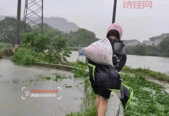 女子为入睡每天扛12小时沙袋