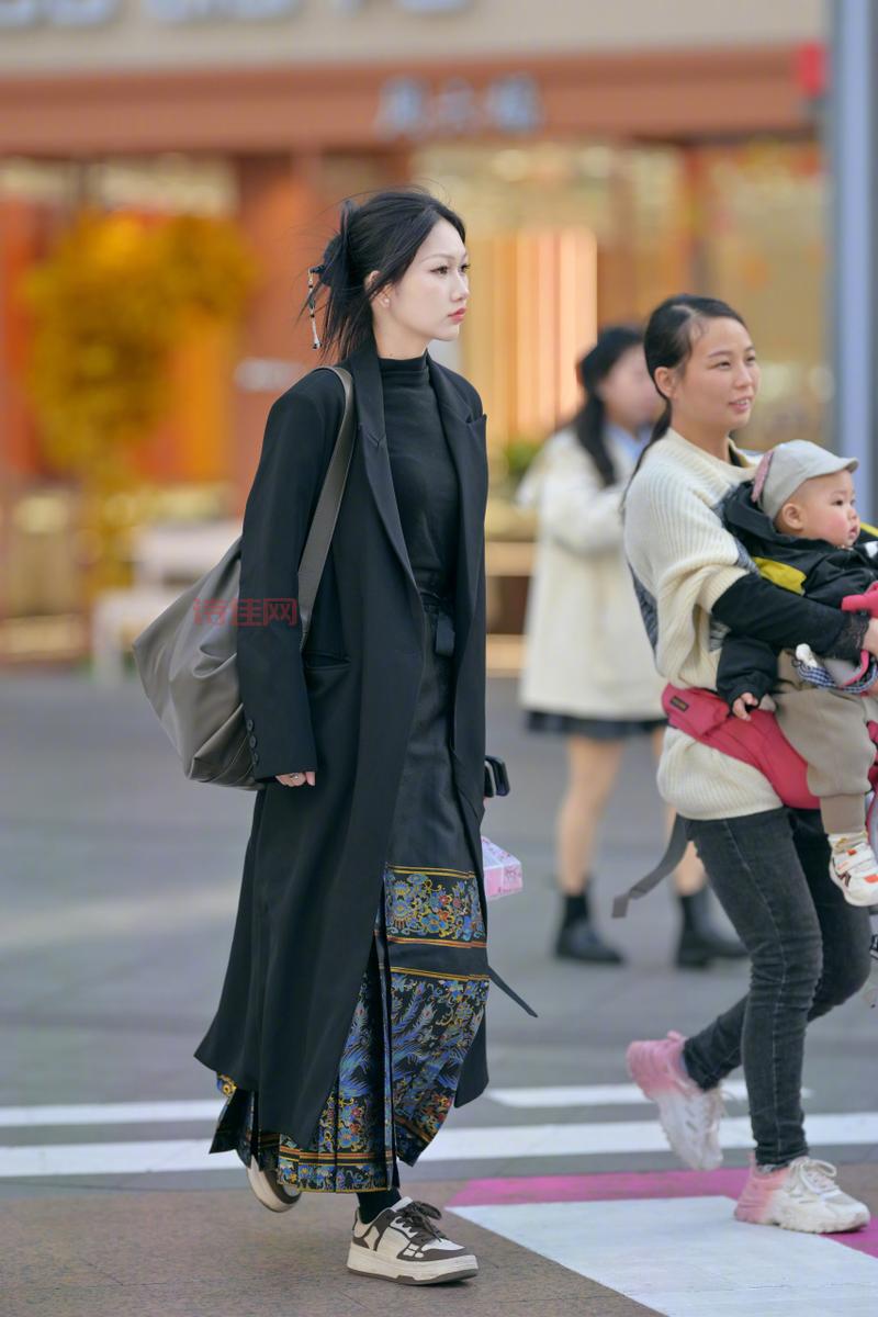 游客日式风情街穿明朝服饰被阻
