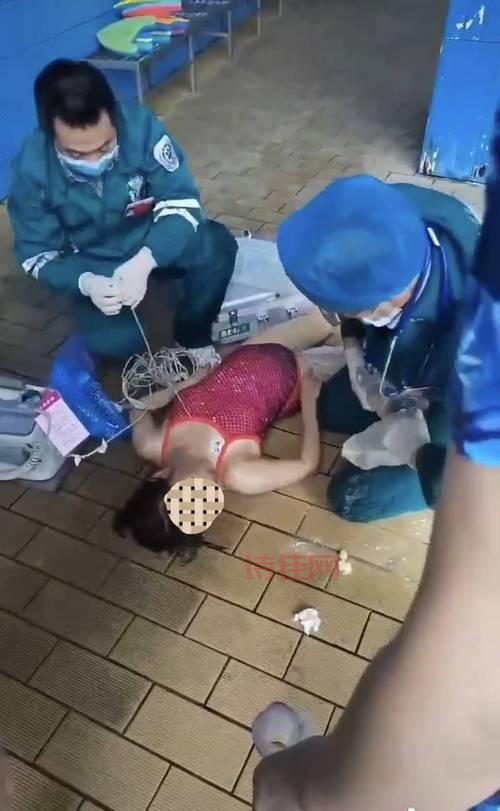女司机开车意外冲进泳池，游泳的人都吓傻了！