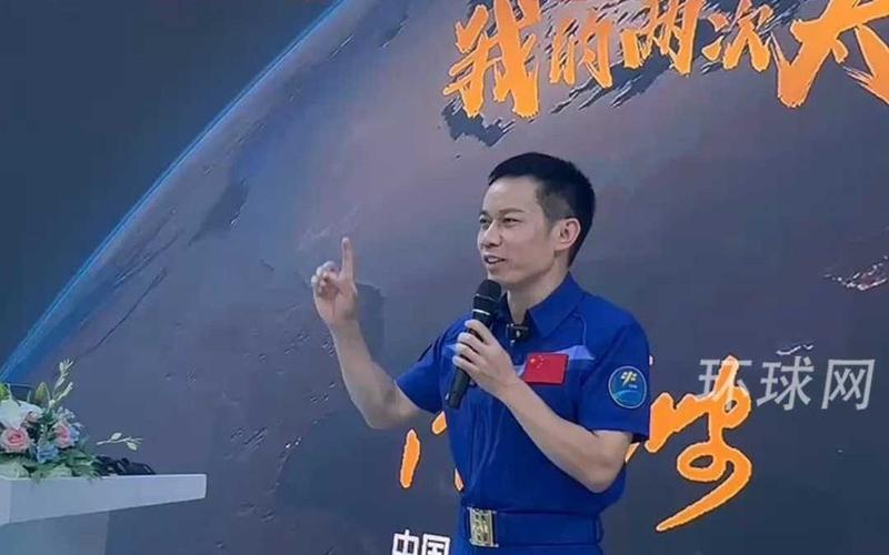 汤洪波太空吃播姿势太逗了！想知道怎么做到的？