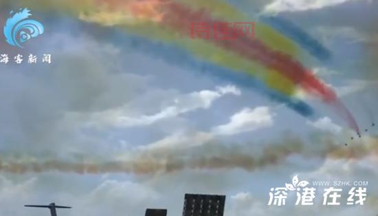 歼10画出超大彩虹圈太震撼！网友直呼精彩绝伦！