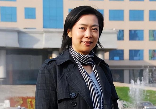 中国女排“五冠王”梁艳，退役后嫁普通丈夫，女儿是清华博士