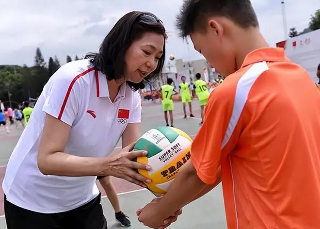 中国女排“五冠王”梁艳，退役后嫁普通丈夫，女儿是清华博士