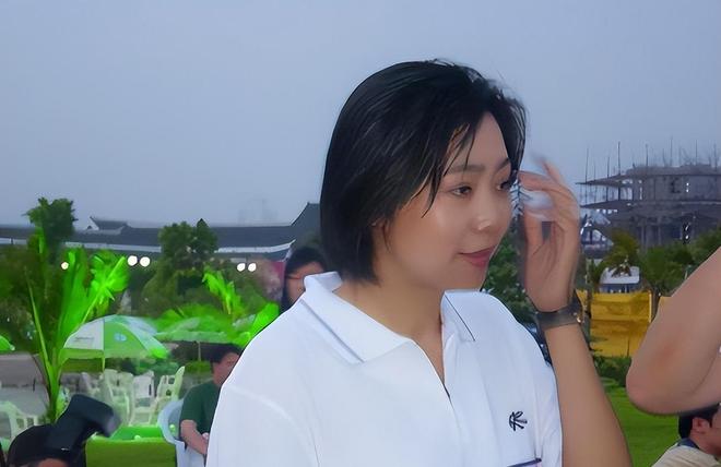 中国女排“五冠王”梁艳，退役后嫁普通丈夫，女儿是清华博士