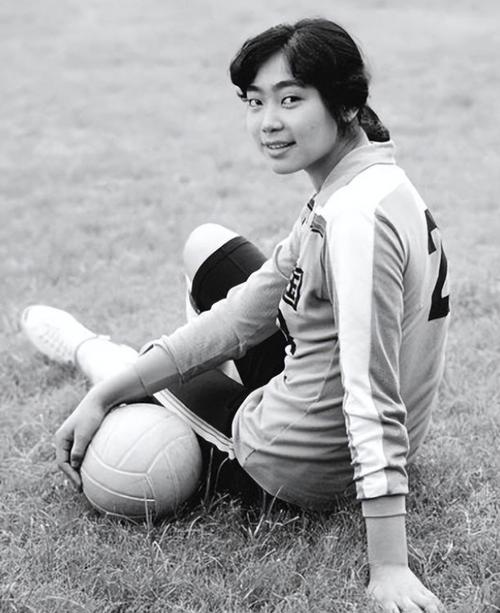 “五冠王”梁艳：退役后经商身家过亿，不嫁豪门嫁球迷，恩爱35年