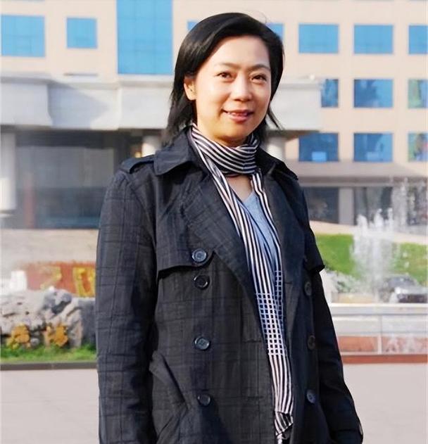 “五冠王”梁艳：退役后经商身家过亿，不嫁豪门嫁球迷，恩爱35年