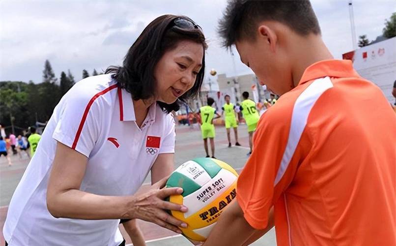 “五冠王”梁艳：退役后经商身家过亿，不嫁豪门嫁球迷，恩爱35年