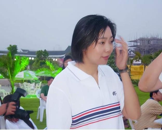 “五冠王”梁艳：退役后经商身家过亿，不嫁豪门嫁球迷，恩爱35年
