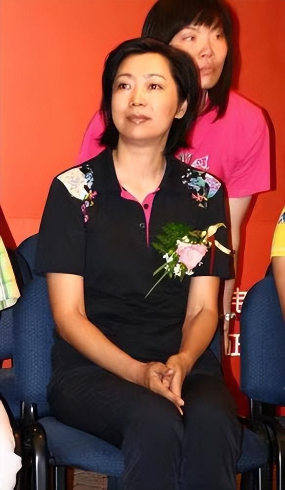 “五冠王”梁艳：退役后经商身家过亿，不嫁豪门嫁球迷，恩爱35年