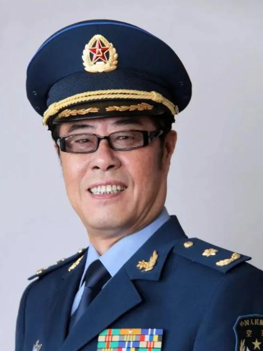 “五冠王”梁艳：退役后经商身家过亿，不嫁豪门嫁球迷，恩爱35年