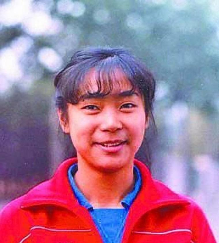 “五冠王”梁艳：退役后经商身家过亿，不嫁豪门嫁球迷，恩爱35年