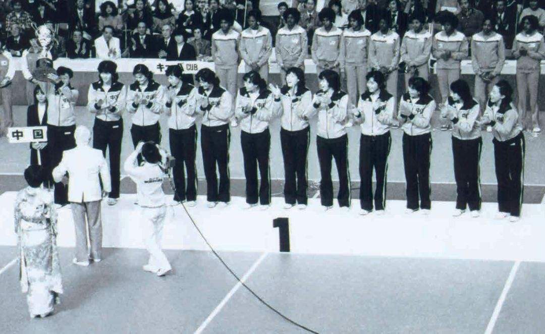女排“五连冠”梁艳：当老板身家过亿，嫁给球迷丈夫，女儿入清华