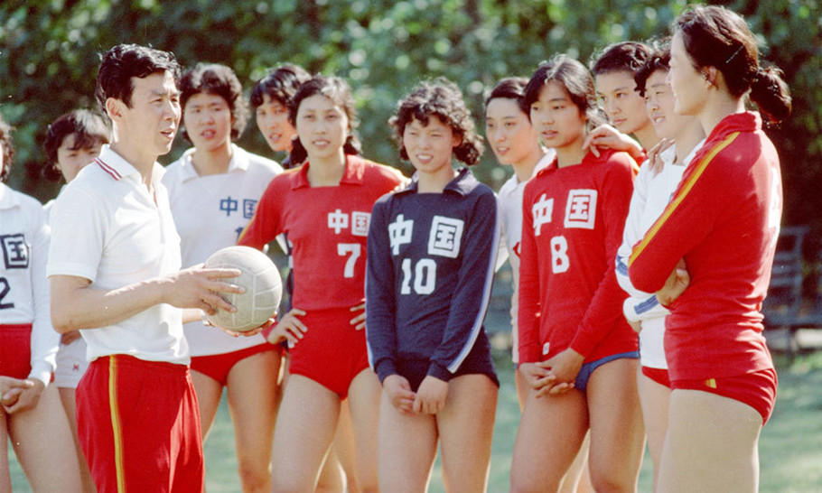 女排“五连冠”梁艳：当老板身家过亿，嫁给球迷丈夫，女儿入清华