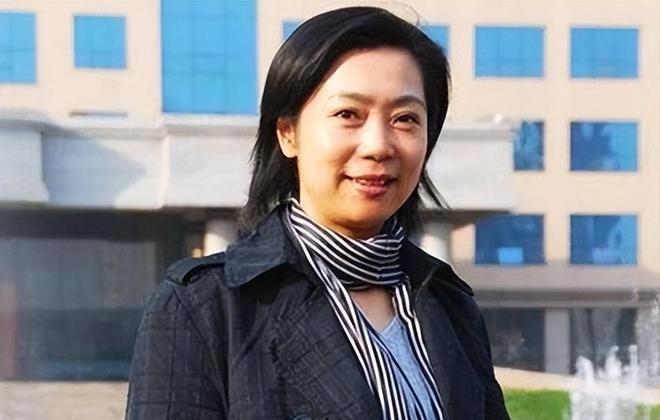 女排唯一5连冠梁艳：退役后经商嫁球迷丈夫，女儿考进清华博士