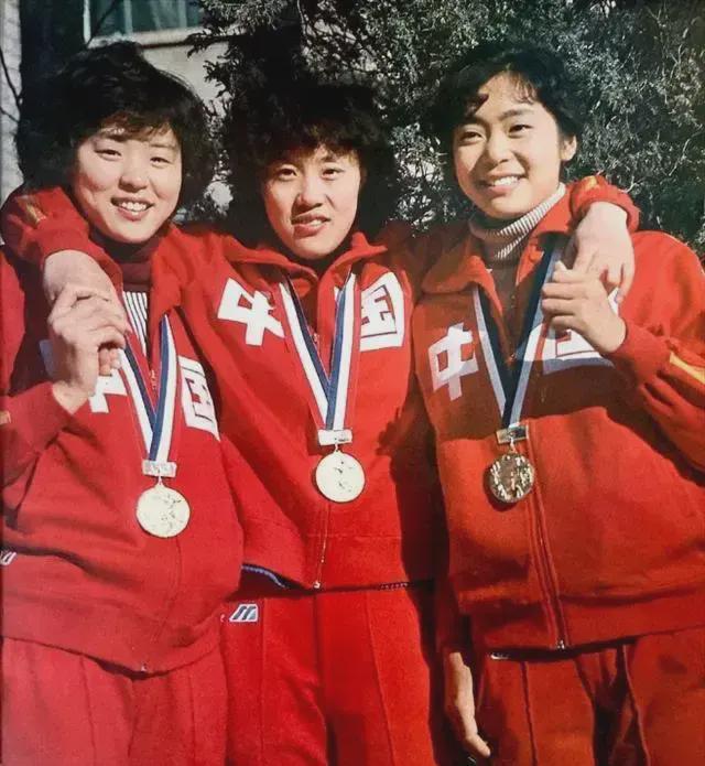 女排唯一5连冠梁艳：退役后经商嫁球迷丈夫，女儿考进清华博士