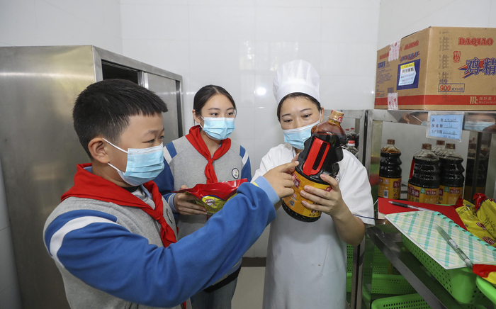 评论丨局长陪餐，能破解校园食品安全难题吗？
