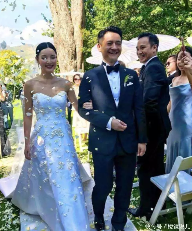 陈晓丹婚后状态引关注，嫁港七年低调生活，丈夫罕见同框