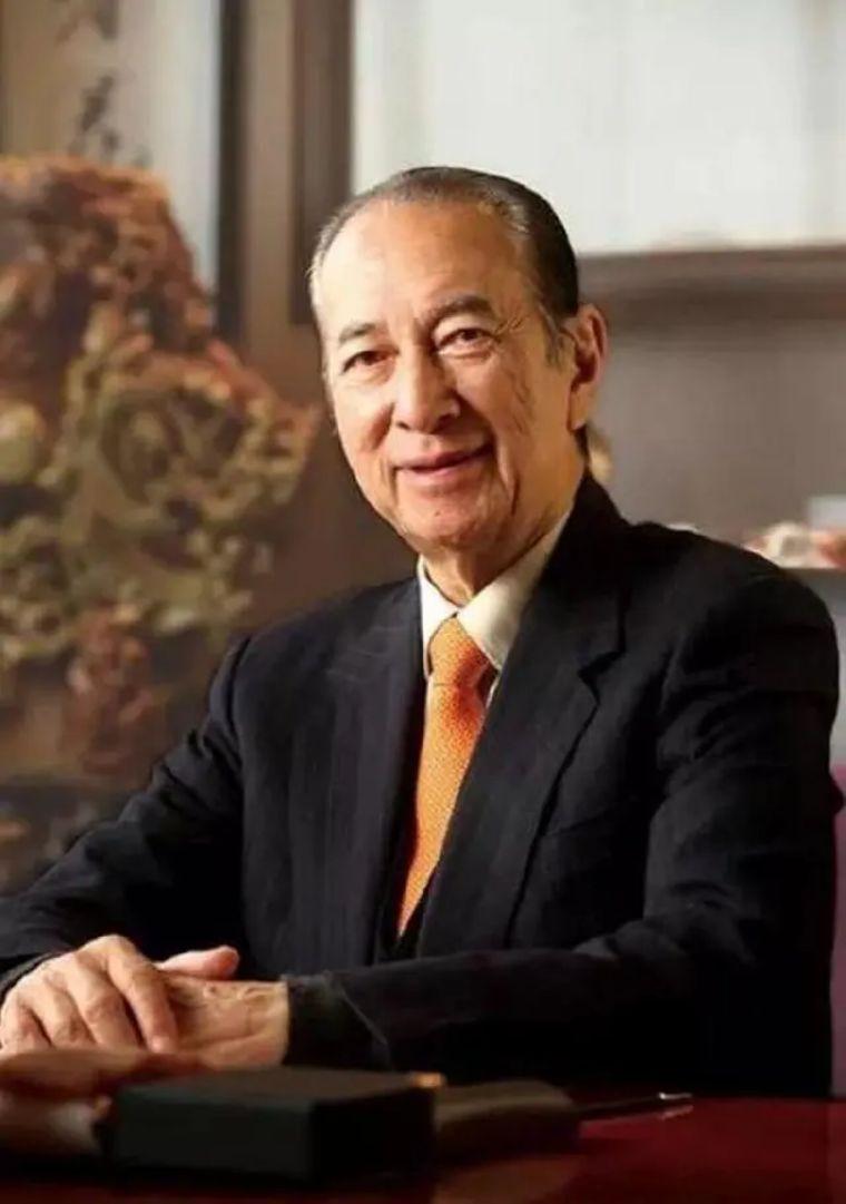 她堪称“最成功女护工”，照顾何鸿燊获赠1亿，被辞后嫁给初恋男友
