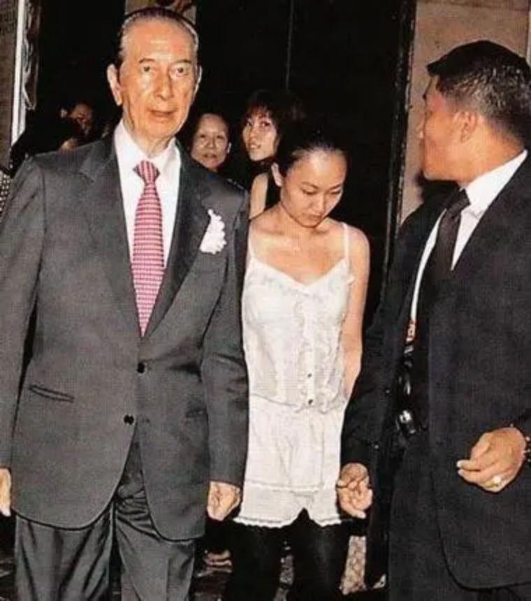 她堪称“最成功女护工”，照顾何鸿燊获赠1亿，被辞后嫁给初恋男友