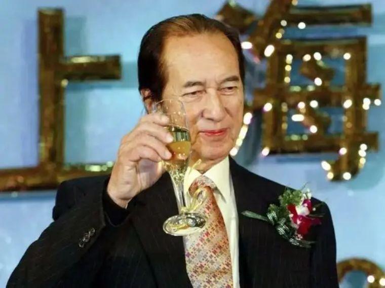 她堪称“最成功女护工”，照顾何鸿燊获赠1亿，被辞后嫁给初恋男友