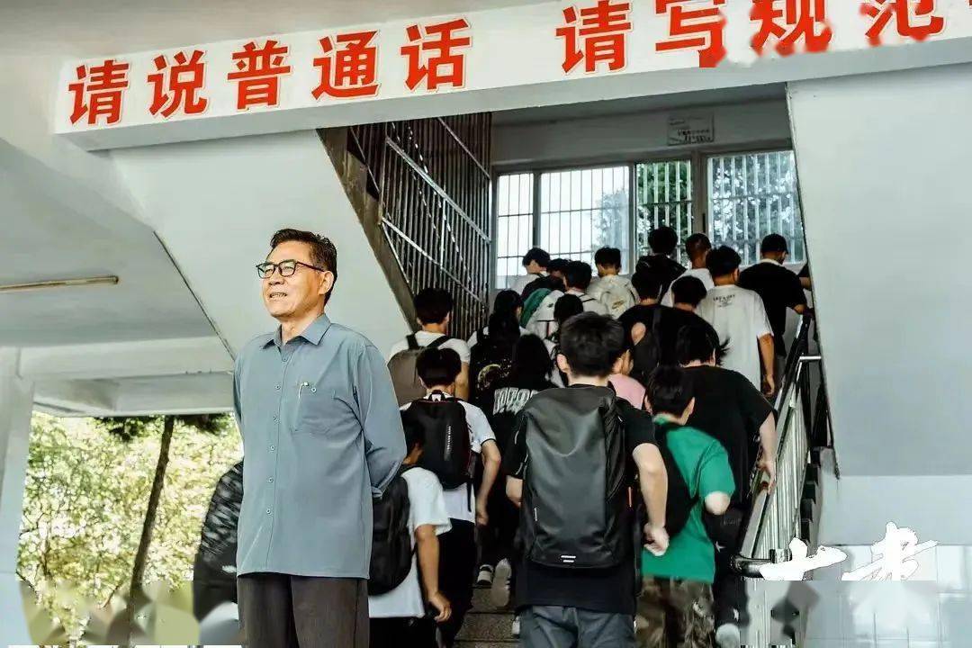被张雪峰背刺后，文科专业报考全线崩盘：象牙塔外的世界，比想象中更残酷