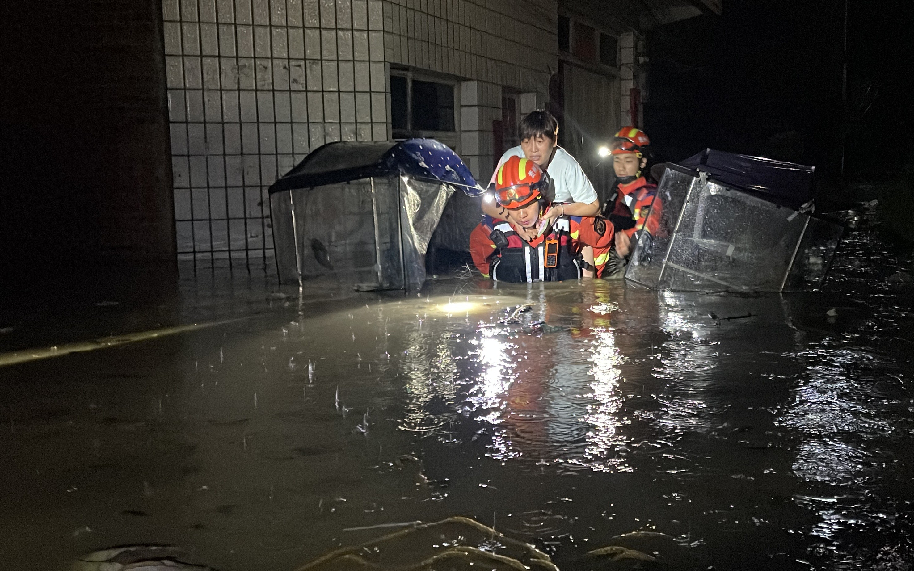 贵州习水暴雨致洪，消防彻夜营救转移80人