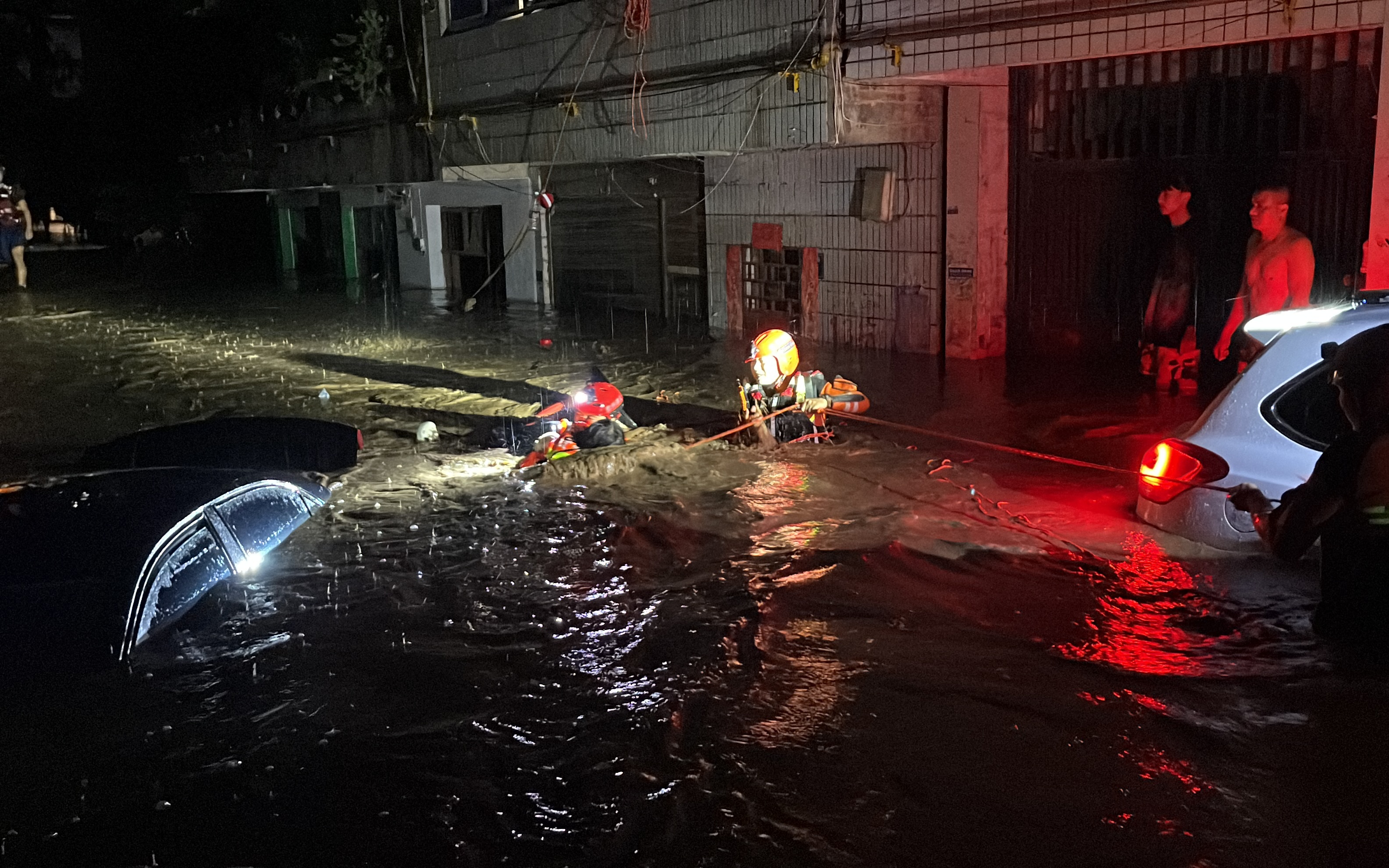 贵州习水暴雨致洪，消防彻夜营救转移80人