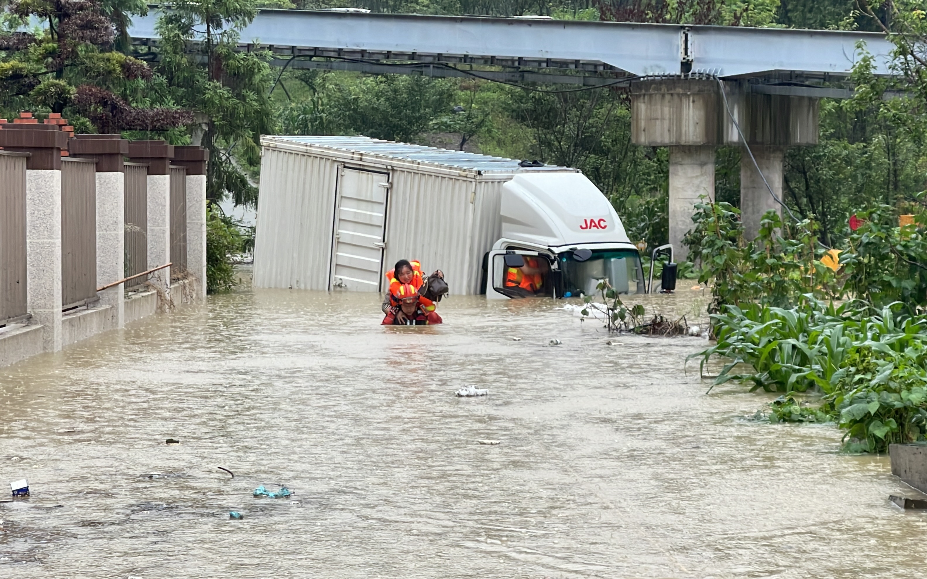 贵州习水暴雨致洪，消防彻夜营救转移80人