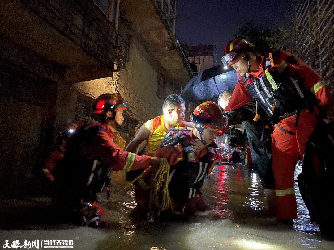 习水：消防昼夜奋战抗洪救灾一线 成功营救转移80人