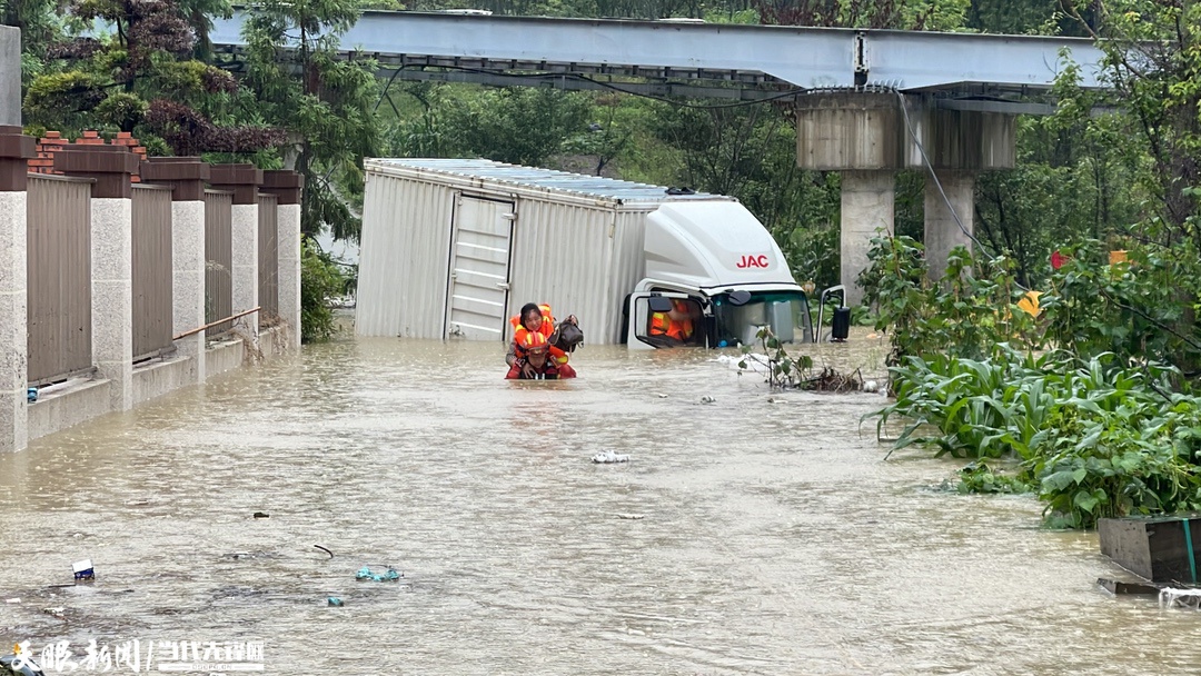 习水：消防昼夜奋战抗洪救灾一线 成功营救转移80人