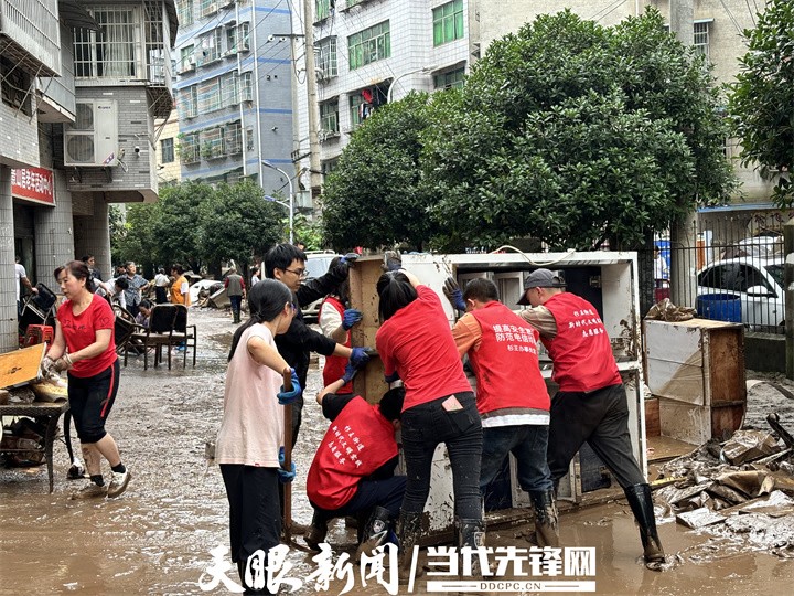 习水：干群同心重建家园