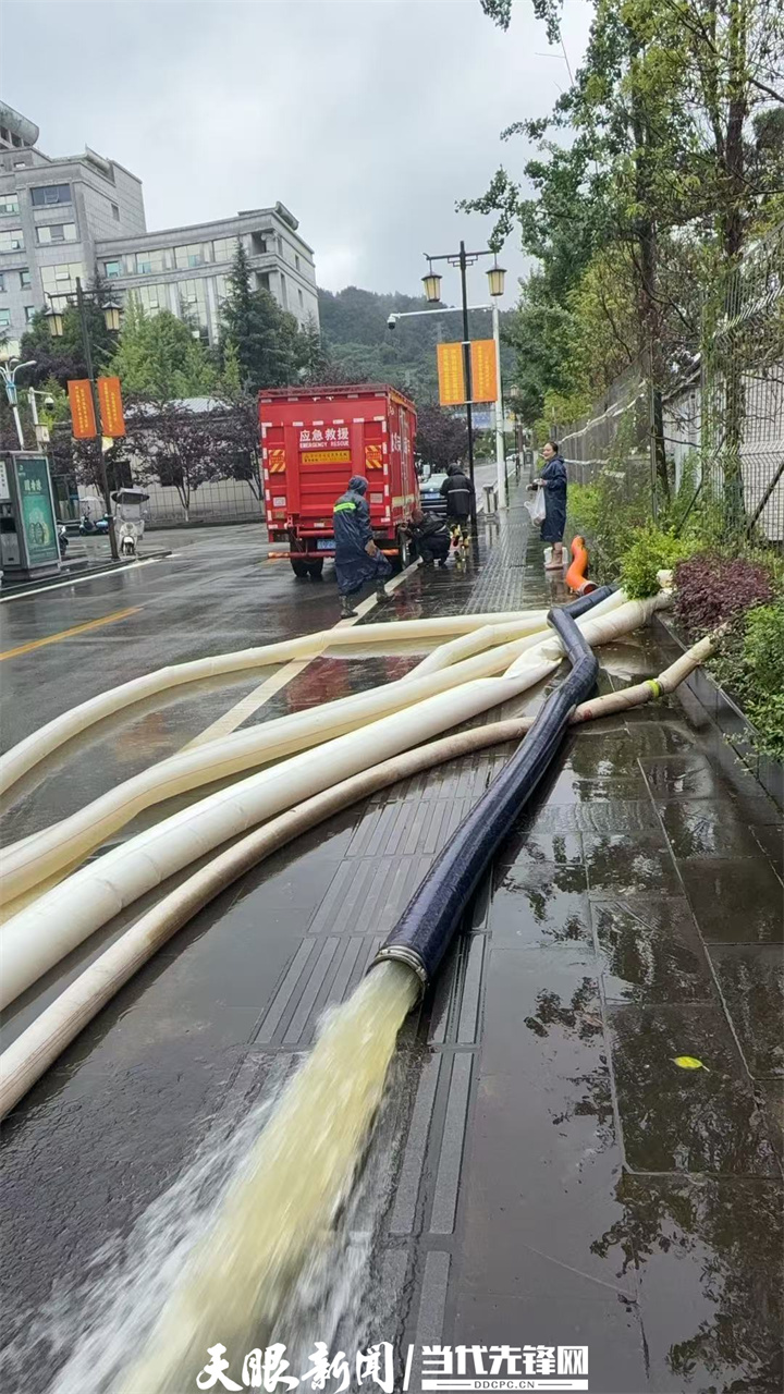 习水：干群同心重建家园