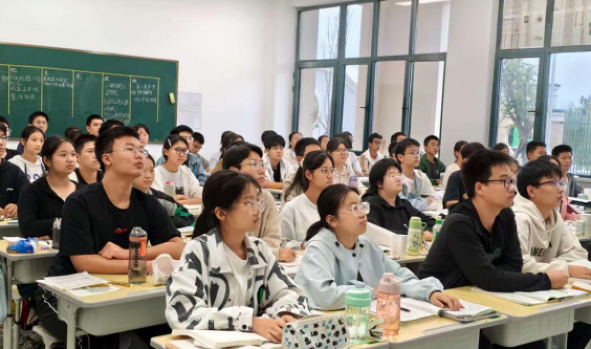 法治进校，护航青春！漯河高中开展“网络世界的行为边界”主题讲座