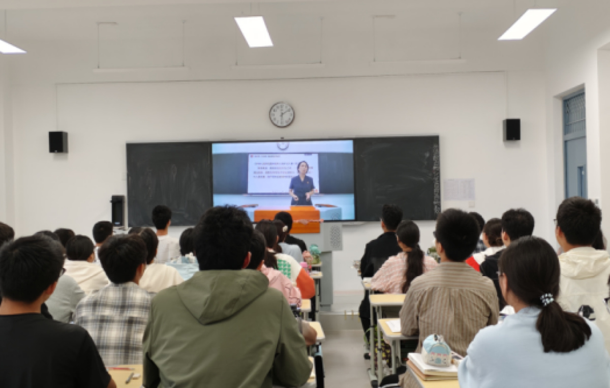 法治进校，护航青春！漯河高中开展“网络世界的行为边界”主题讲座