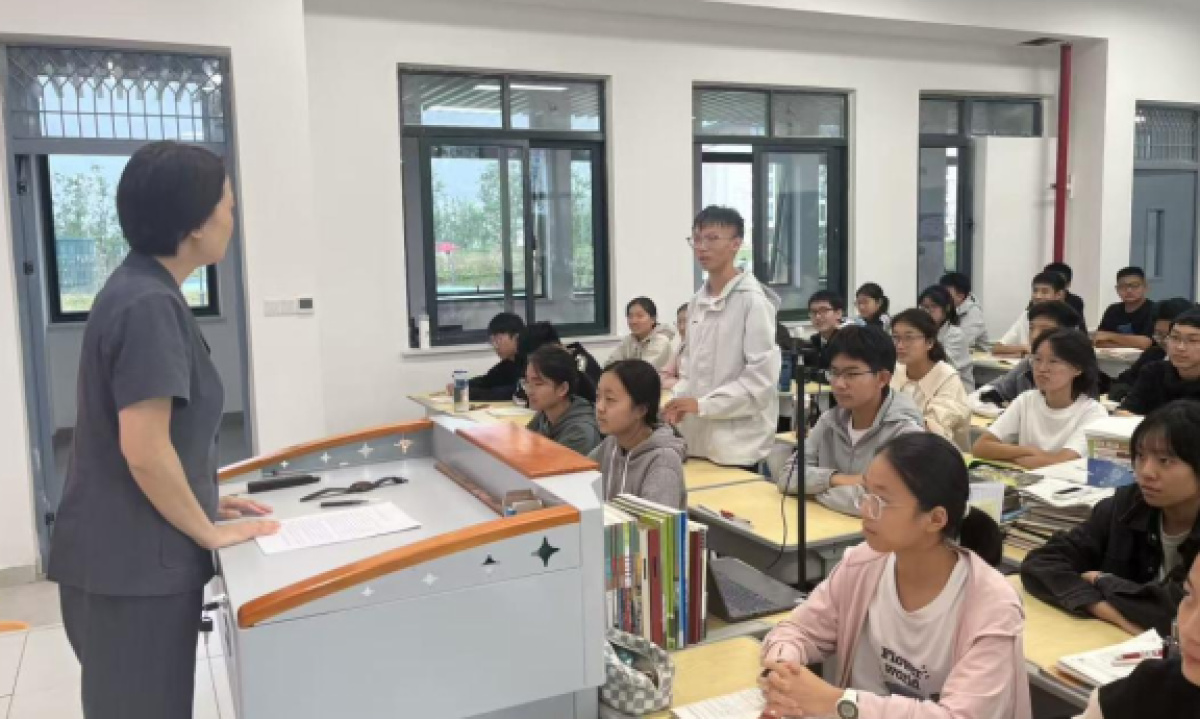 法治进校，护航青春！漯河高中开展“网络世界的行为边界”主题讲座