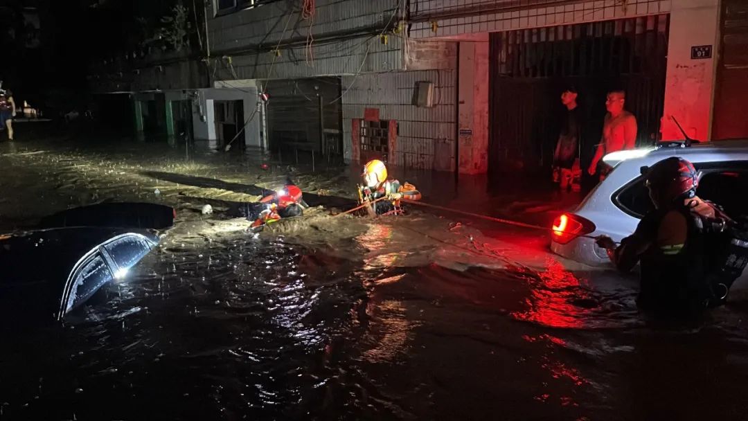 暴雨袭城！多地消防连夜救援！