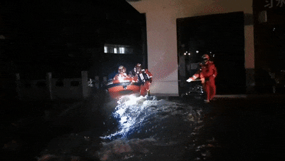 暴雨袭城！多地消防连夜救援！