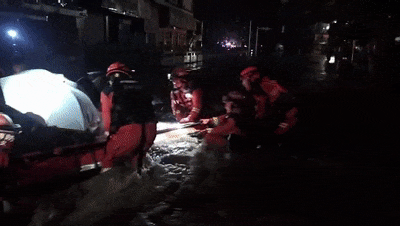 暴雨袭城！多地消防连夜救援！