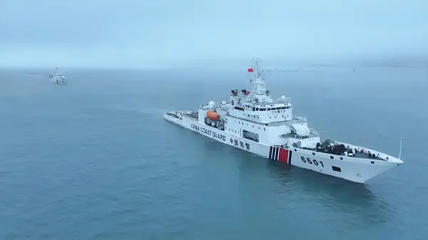钓鱼岛海域亮剑，中国海警依法驱离非法侵入钓鱼岛的日本船只