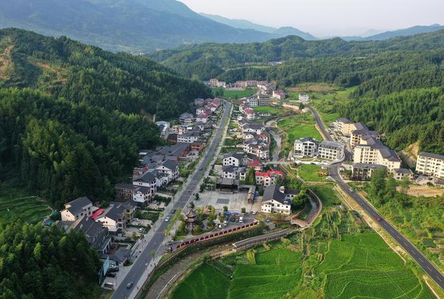 江西靖安偏远山乡转型“避暑小镇”