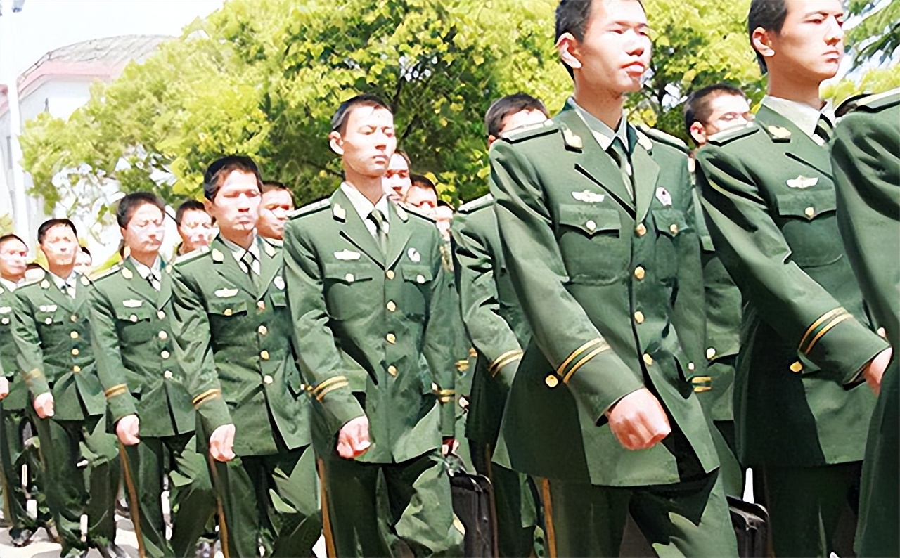 他是二炮军官，请假回家未归，上级打电话询问却意外得知其死讯