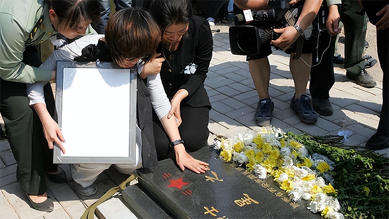 他是二炮军官，请假回家未归，上级打电话询问却意外得知其死讯