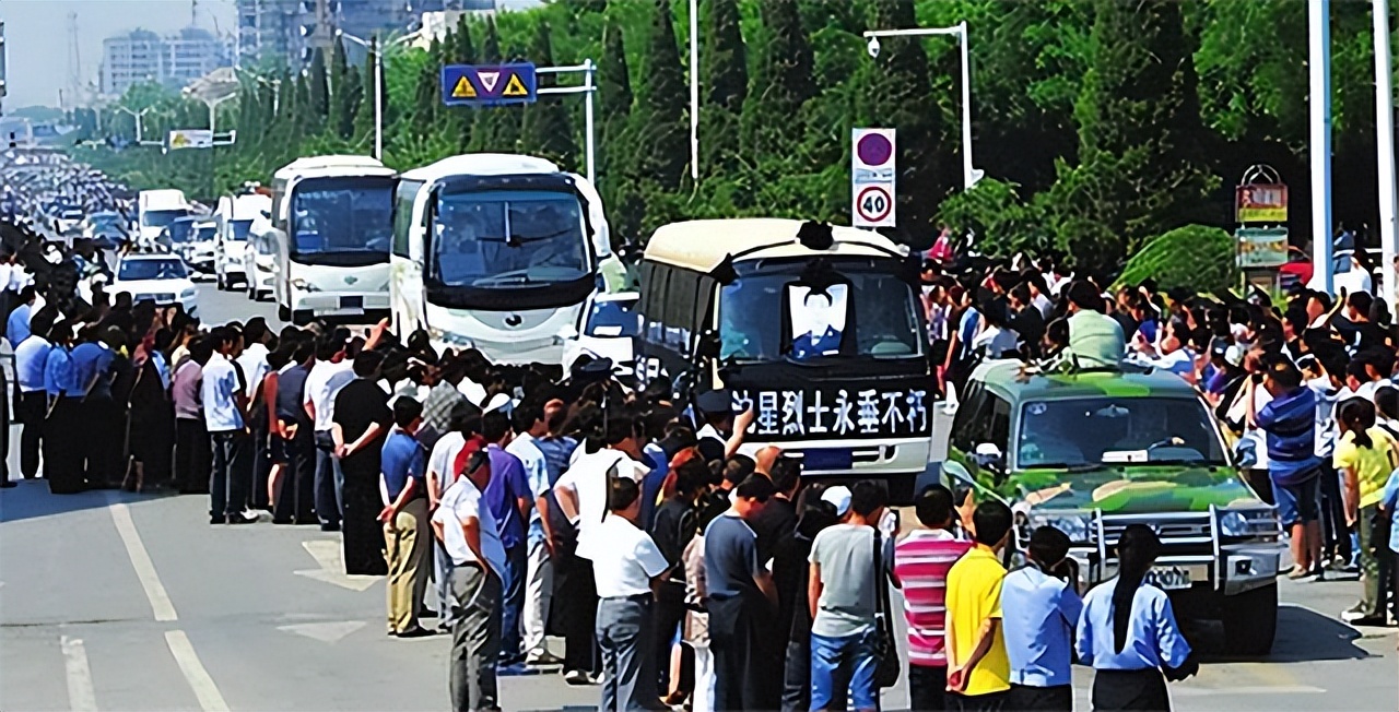 他是二炮军官，请假回家未归，上级打电话询问却意外得知其死讯