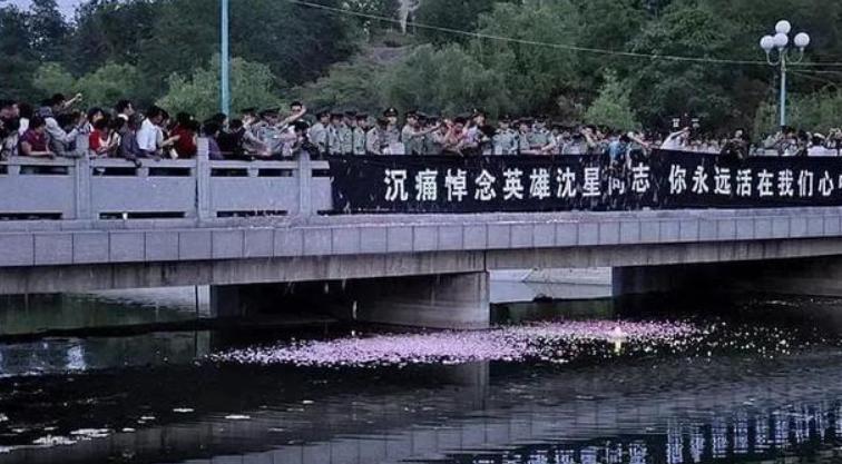 他是二炮军官，请假回家未归，上级打电话询问却意外得知其死讯