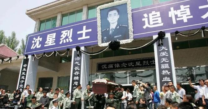 他是二炮军官，请假回家未归，上级打电话询问却意外得知其死讯