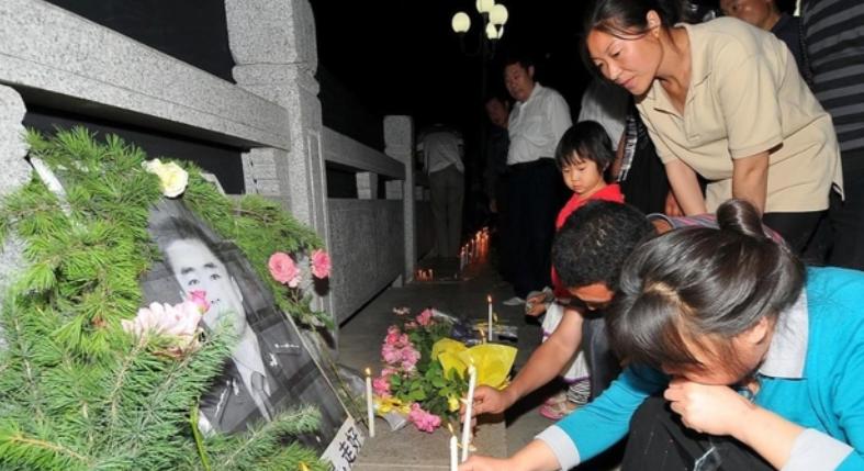 他是二炮军官，请假回家未归，上级打电话询问却意外得知其死讯