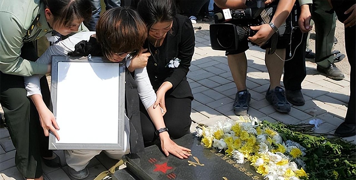 他是二炮军官，请假回家未归，上级打电话询问却意外得知其死讯