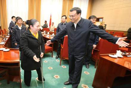 残疾女医生，靠丈夫背着行医30年，他们的爱情故事感动中国