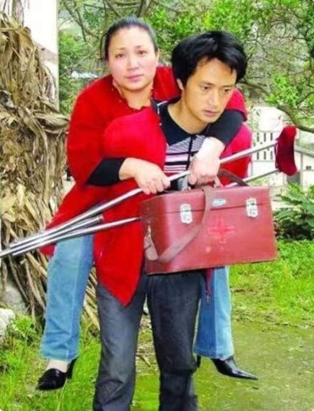 残疾女医生，靠丈夫背着行医30年，他们的爱情故事感动中国