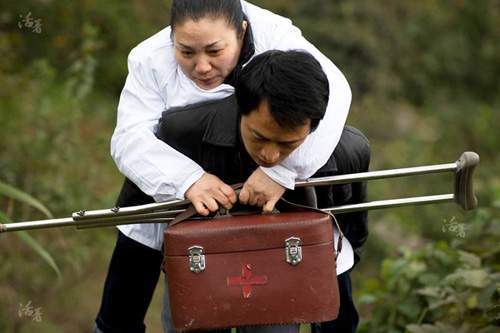 残疾女医生，靠丈夫背着行医30年，他们的爱情故事感动中国